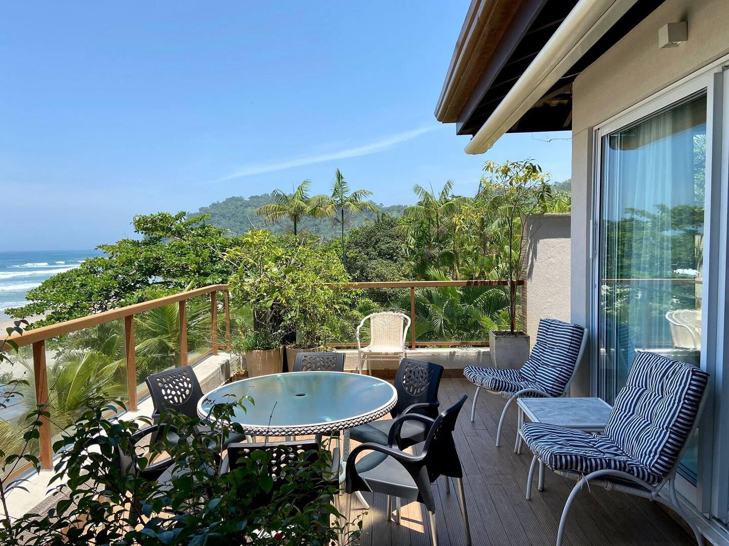 Casa em condomínio à beira-mar em São Sebastião